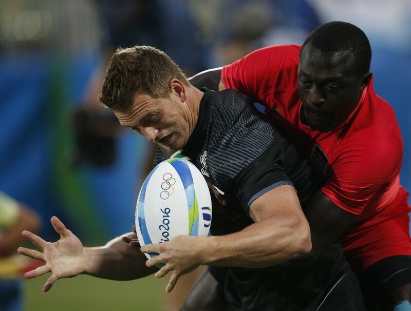 epa05468876 Scott Curry (L) of New Zealand in action against Kenya's Collins Injera during the men's Rugby Sevens Pool C match between New Zealand and Kenya of the Rio 2016 Olympic Games at the Deodoro Stadium in Rio de Janeiro, Brazil, 09 August 2016. EPA/YOAN VALAT