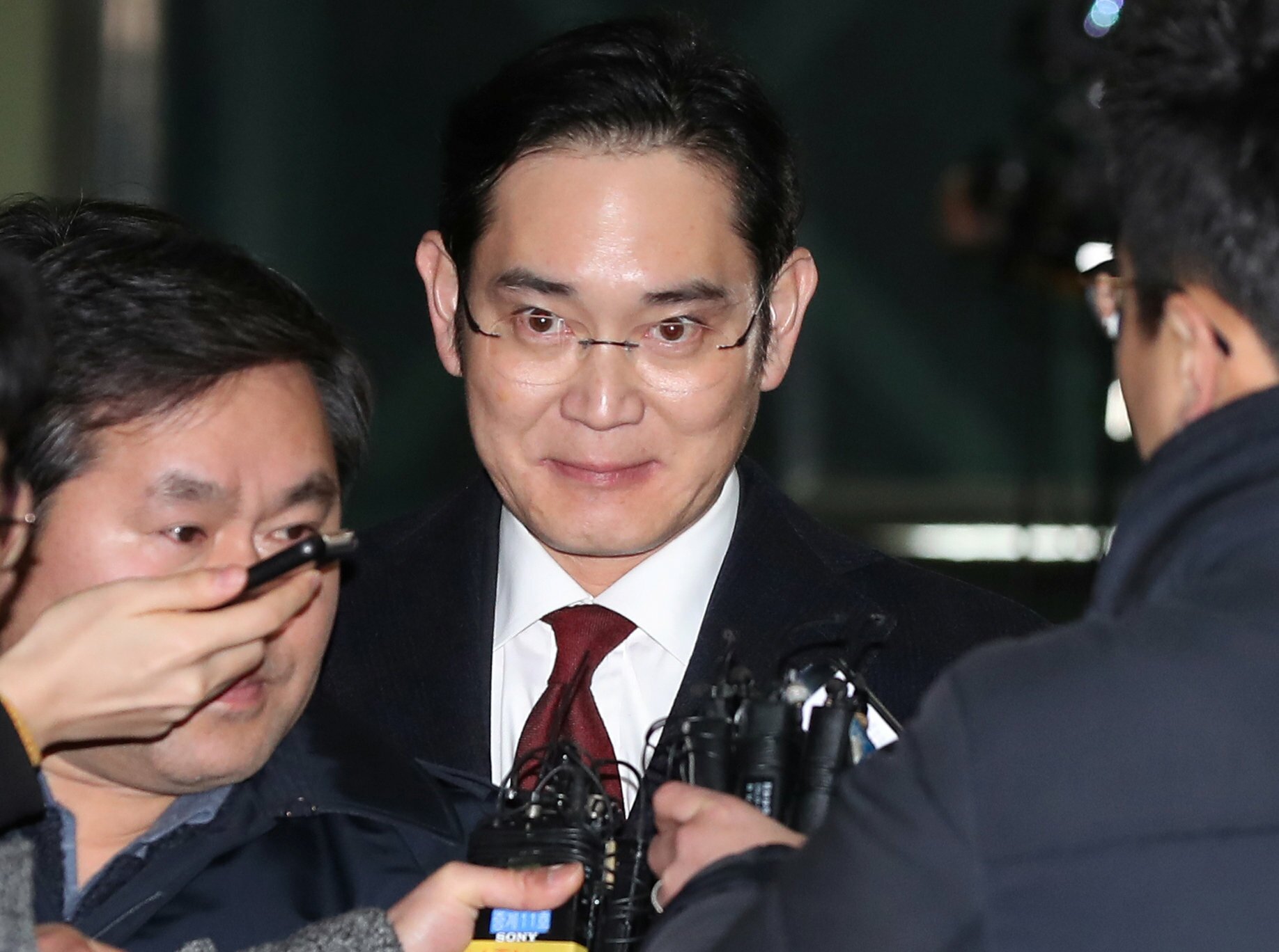 Samsung Electronics vice chairman Jay Y. Lee is surrounded by media as he leaves the office of the independent counsel in Seoul